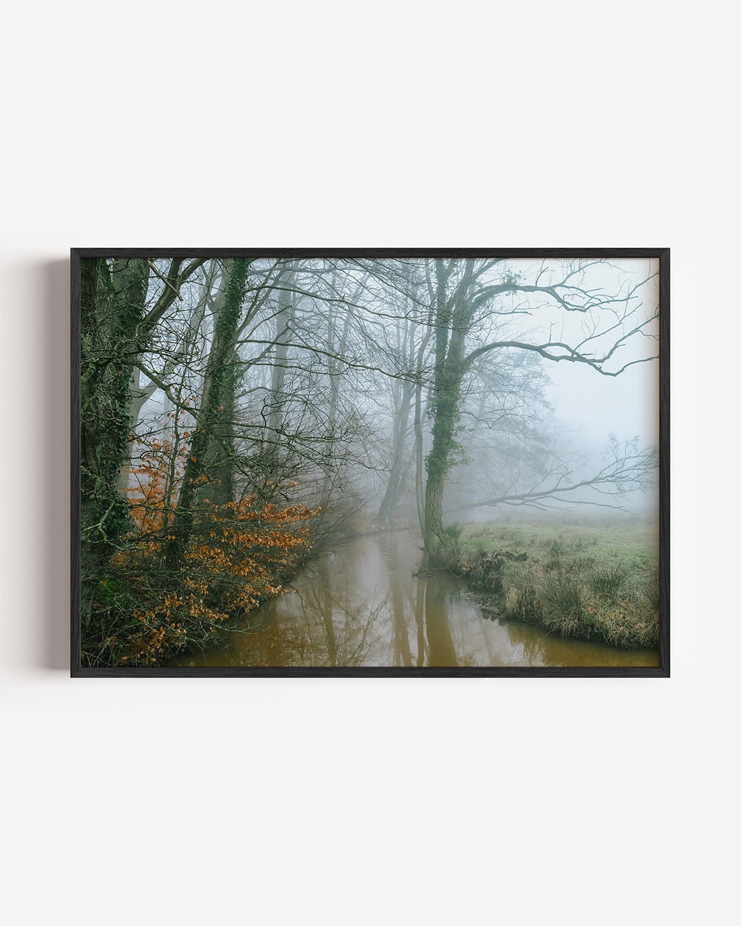 Mysterieuze boslandschap poster – liggende wanddecoratie – een mistig bos met kale bomen langs een kronkelende beek. De sfeer