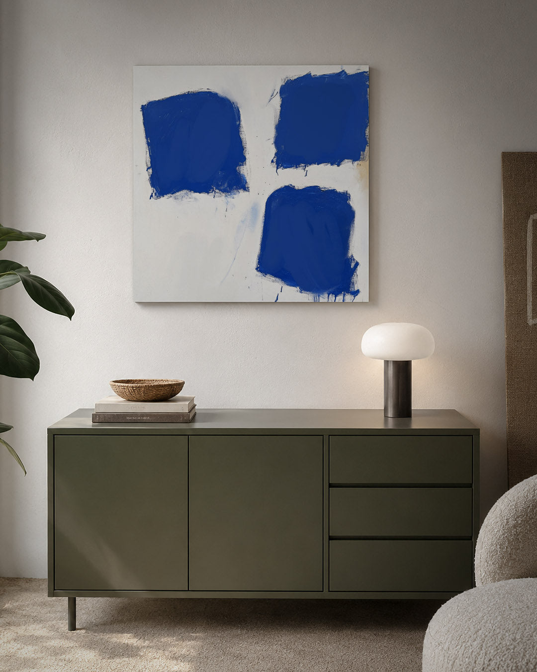 Dynamische blauwe vlakken kunstwerk – detailweergave – dit werk toont drie grote, onregelmatige blauwe vlakken op een witte
