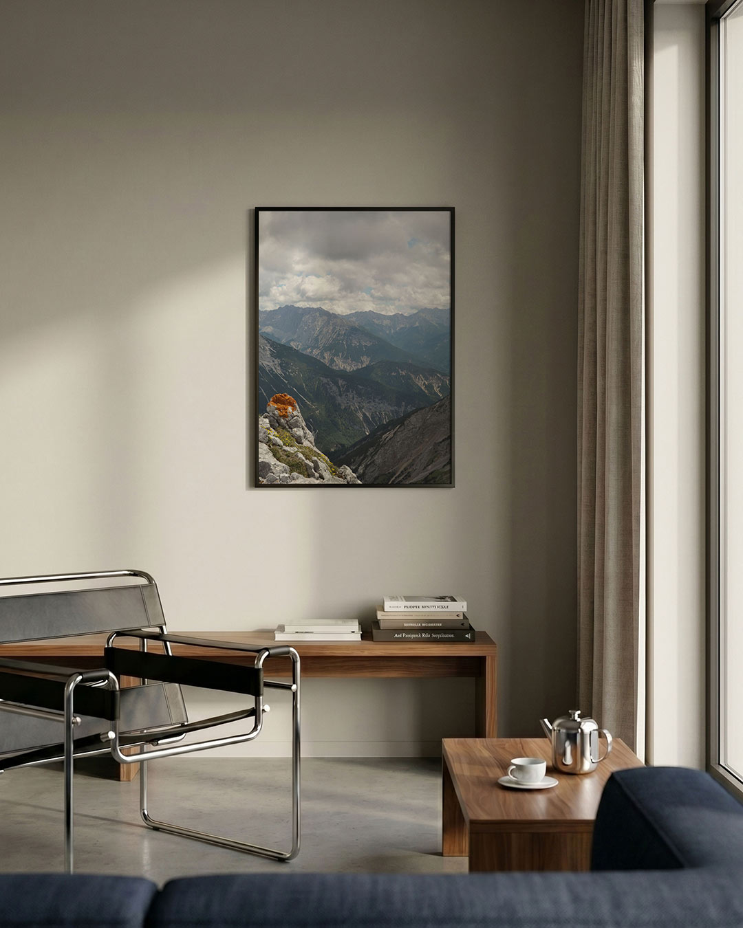 Berglandschap met oranje mos poster – detailweergave – een berglandschap met wolken en oranje mos op de voorgrond. De bergen