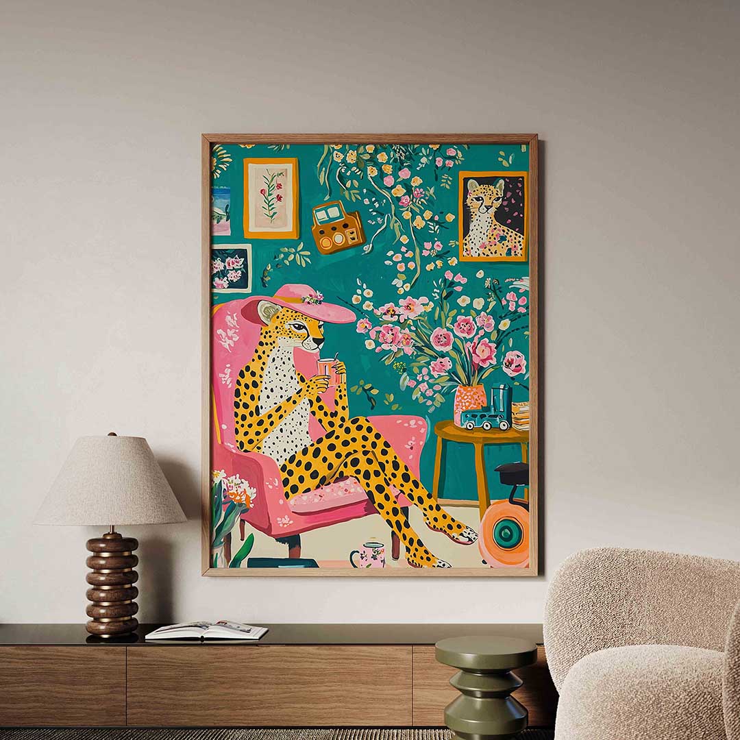 Luipaard met roze hoed – dieren poster in staand formaat