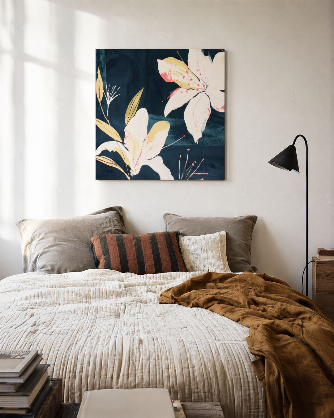 Bloemmotief op donkerblauw kunstwerk – detailweergave – dit werk toont delicate witte bloemen met gele accenten op een diepe