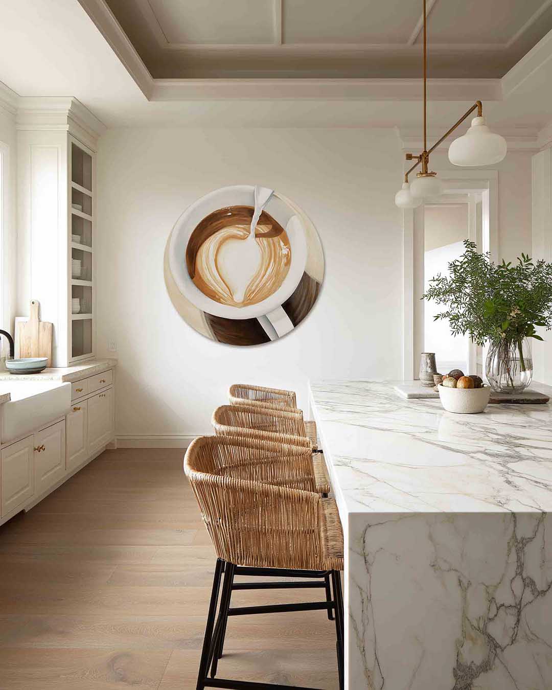 Koffiekop met melk – abstracte muurcirkel als ronde wanddecoratie