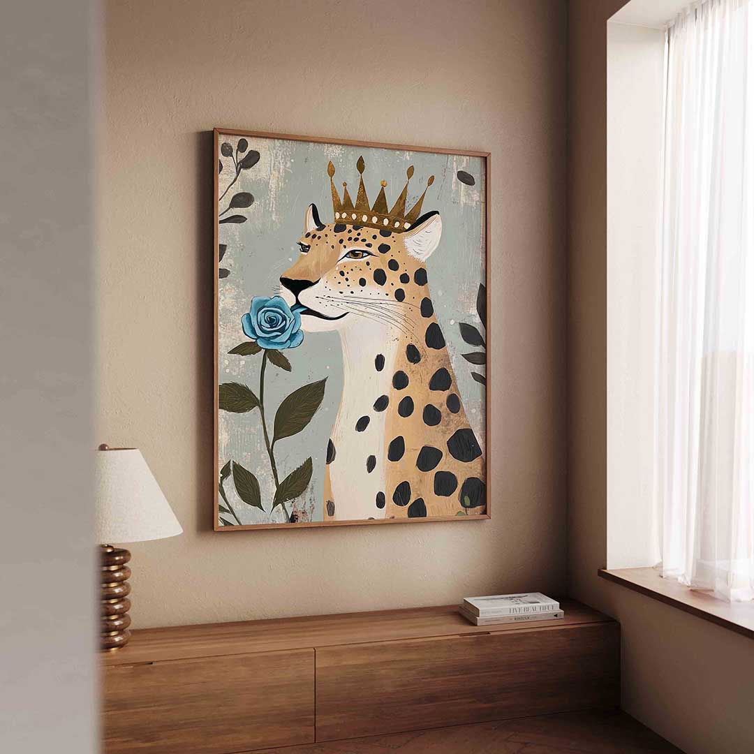 Luipaard met kroon en blauwe roos – dierenillustratie als portret poster