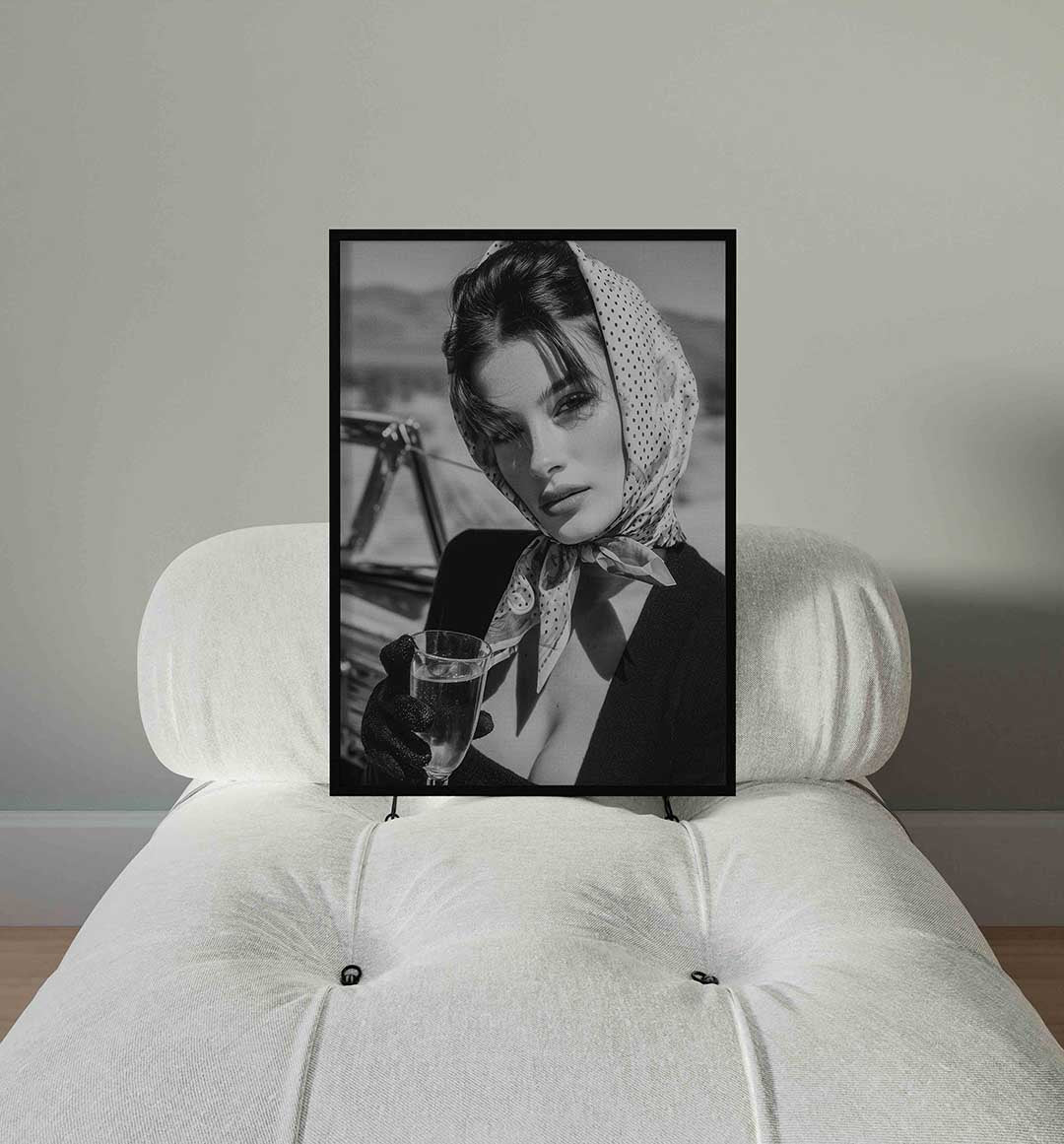 Vrouw met glas – staande Pop Art wanddecoratie van WallArtistic