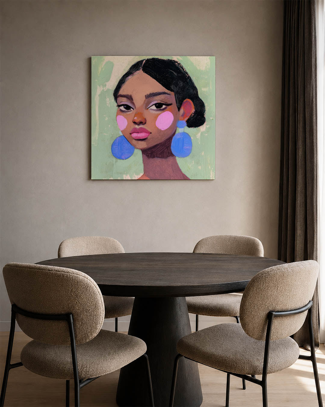 Portret kunstwerk – derde productweergave – dit kunstwerk toont een vrouw met grote blauwe oorbellen en roze accenten op haar