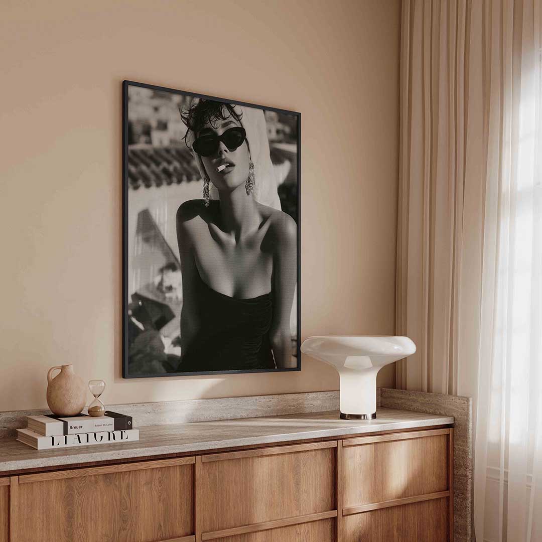 Vrouw met zonnebril – kleurrijke Pop Art poster in staand formaat