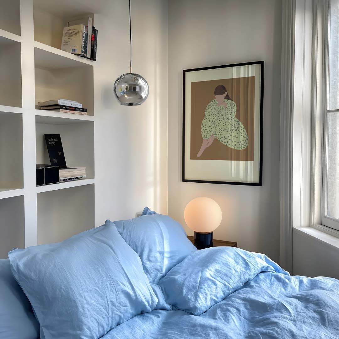 Dromerige Dame met Bladmotief – staande moderne wanddecoratie van WallArtistic