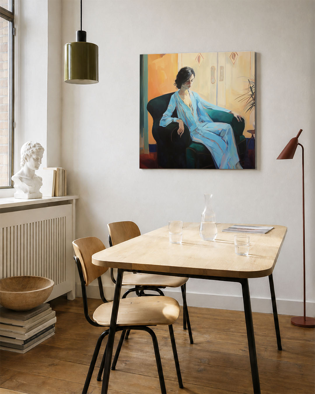 Vrouw in blauwe kamer kunstwerk – vierkante wanddecoratie – dit kunstwerk toont een vrouw in een blauwe jurk zittend in een