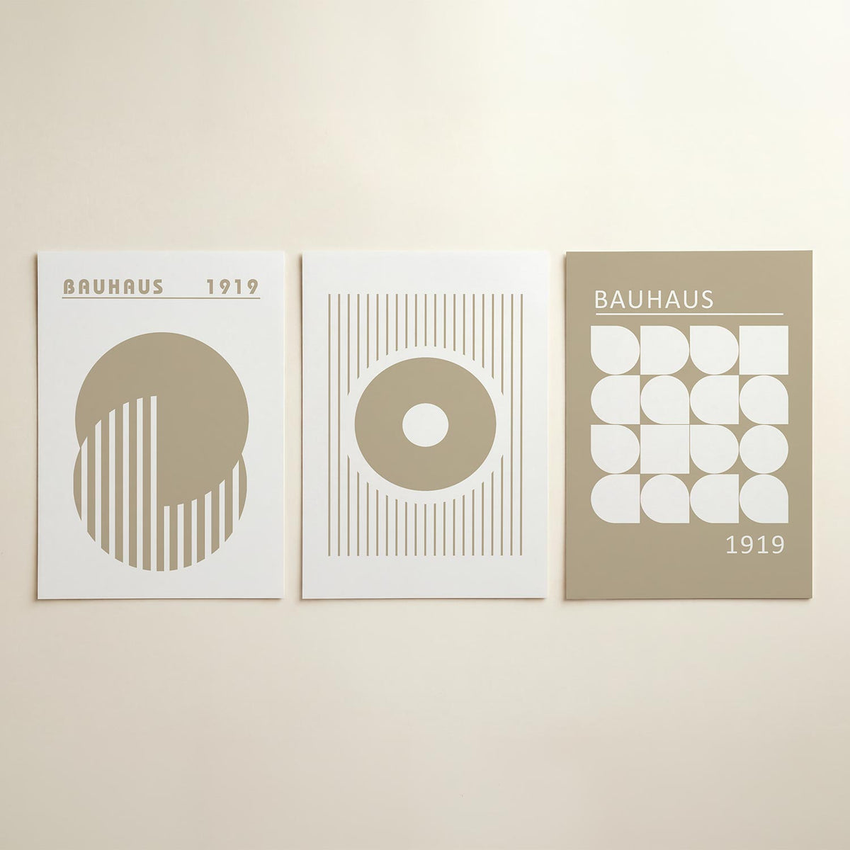 Cirkel en lijnen posterset – detailweergave – deze posterset in drie delen toont een grote beige cirkel met verticale witte