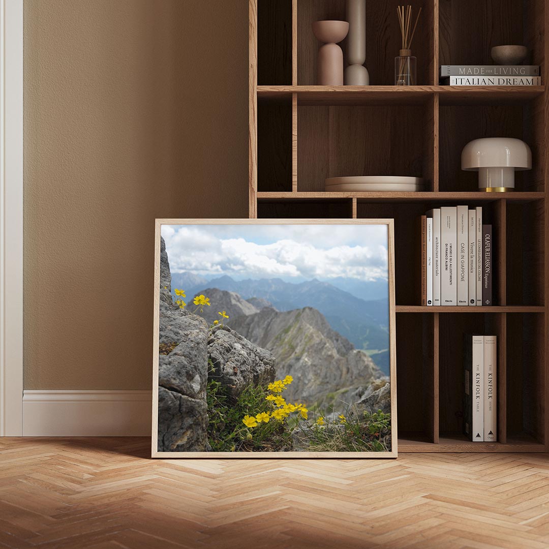 Berglandschap met bloemen poster – derde productweergave – deze poster toont een ruig berglandschap met gele bloemen op de