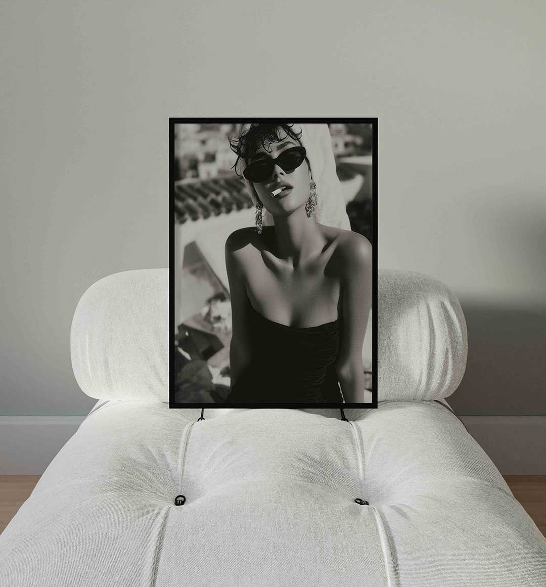 Vrouw met zonnebril – staande Pop Art wanddecoratie van WallArtistic