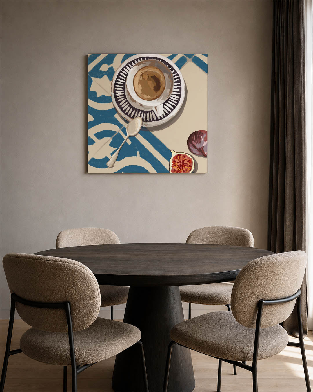 Koffie en vijg compositie kunstwerk – vierkante wanddecoratie – dit werk toont een kop koffie op een decoratieve ondergrond