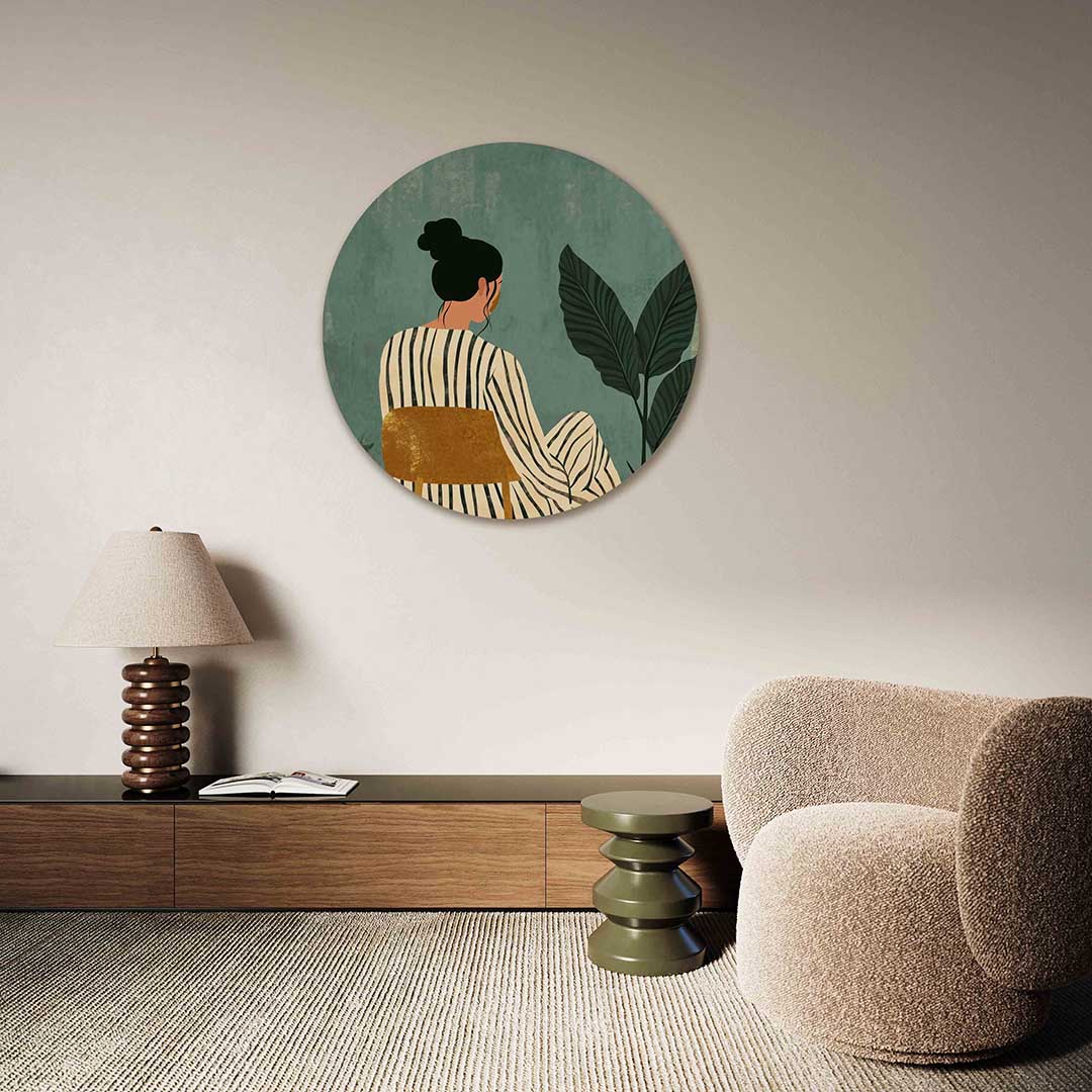 Vrouw op stoel met planten – abstracte muurcirkel als ronde wanddecoratie