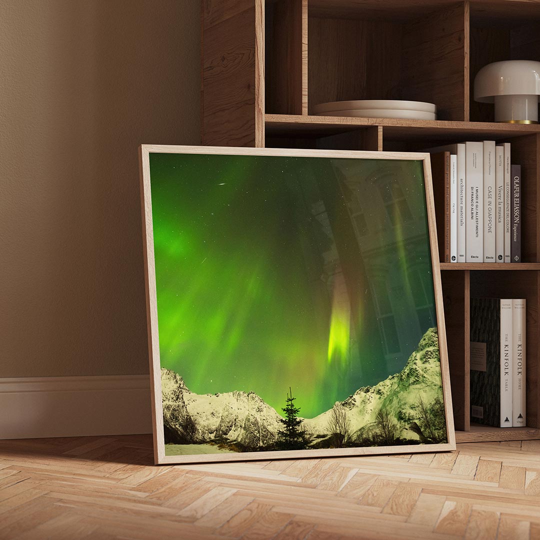 Noorderlicht boven bergen poster – detailweergave – deze poster toont een adembenemend landschap met het noorderlicht dat de
