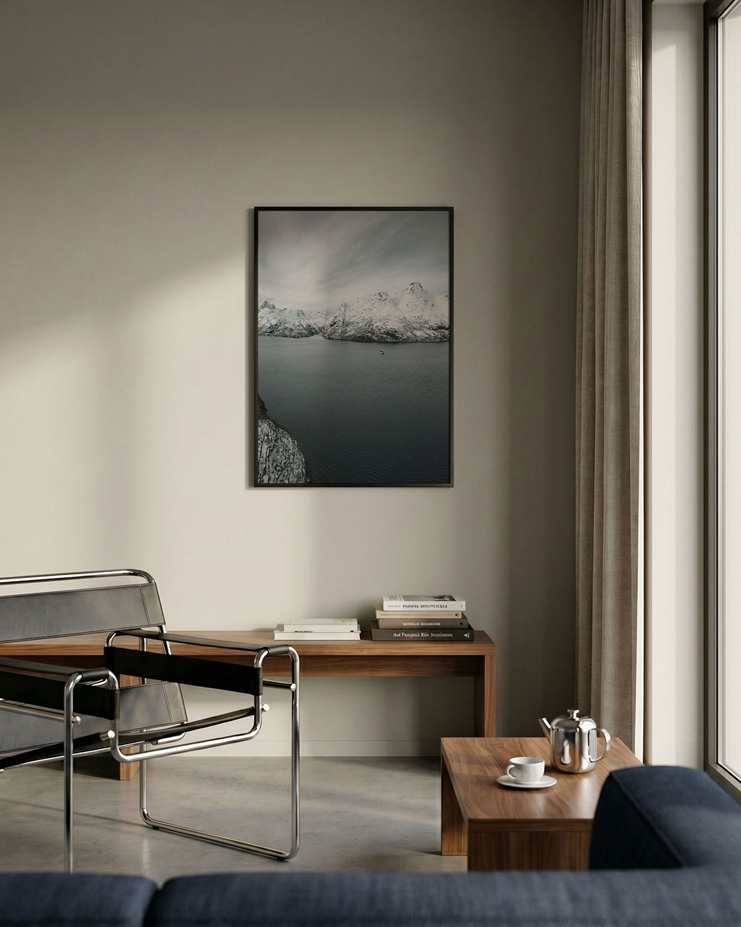 Rustige berglandschap poster – detailweergave – een serene weergave van besneeuwde bergen en een kalme zee. De lucht is