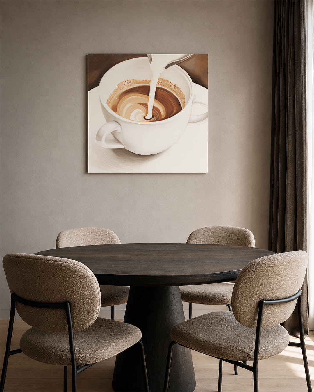 Koffiemoment kunstwerk – vierkante wanddecoratie – dit werk toont een kop koffie waarin melk wordt gegoten, met vloeiende