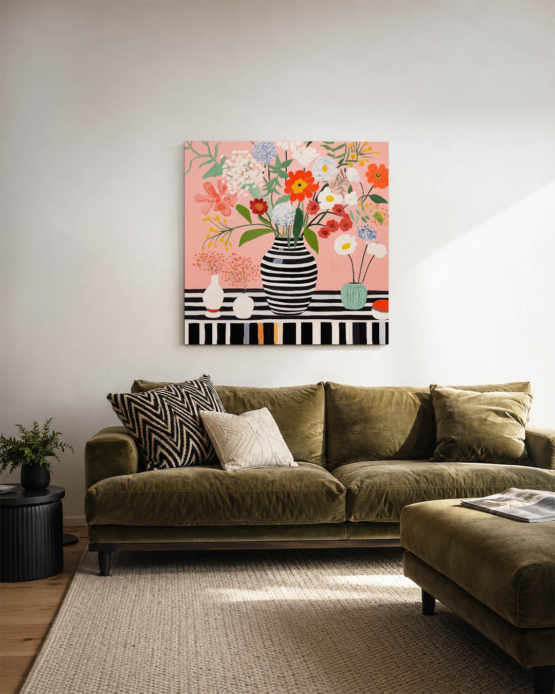Bloemrijke compositie kunstwerk – sfeerbeeld – dit kunstwerk toont een levendig boeket in een gestreepte vaas tegen een roze