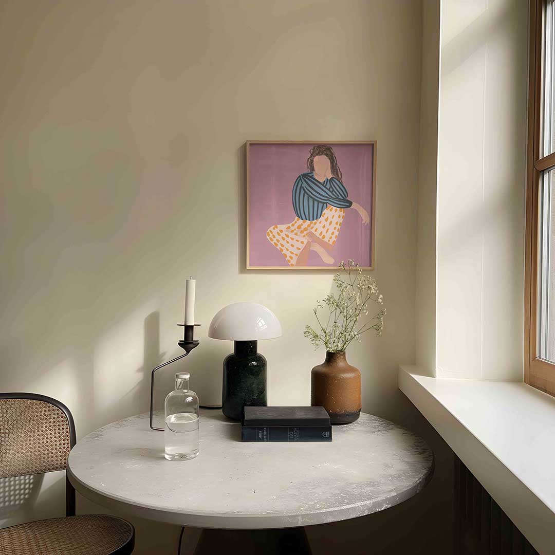 Vrouw in gestreepte blouse – vrouwelijke portretkunst als vierkante poster