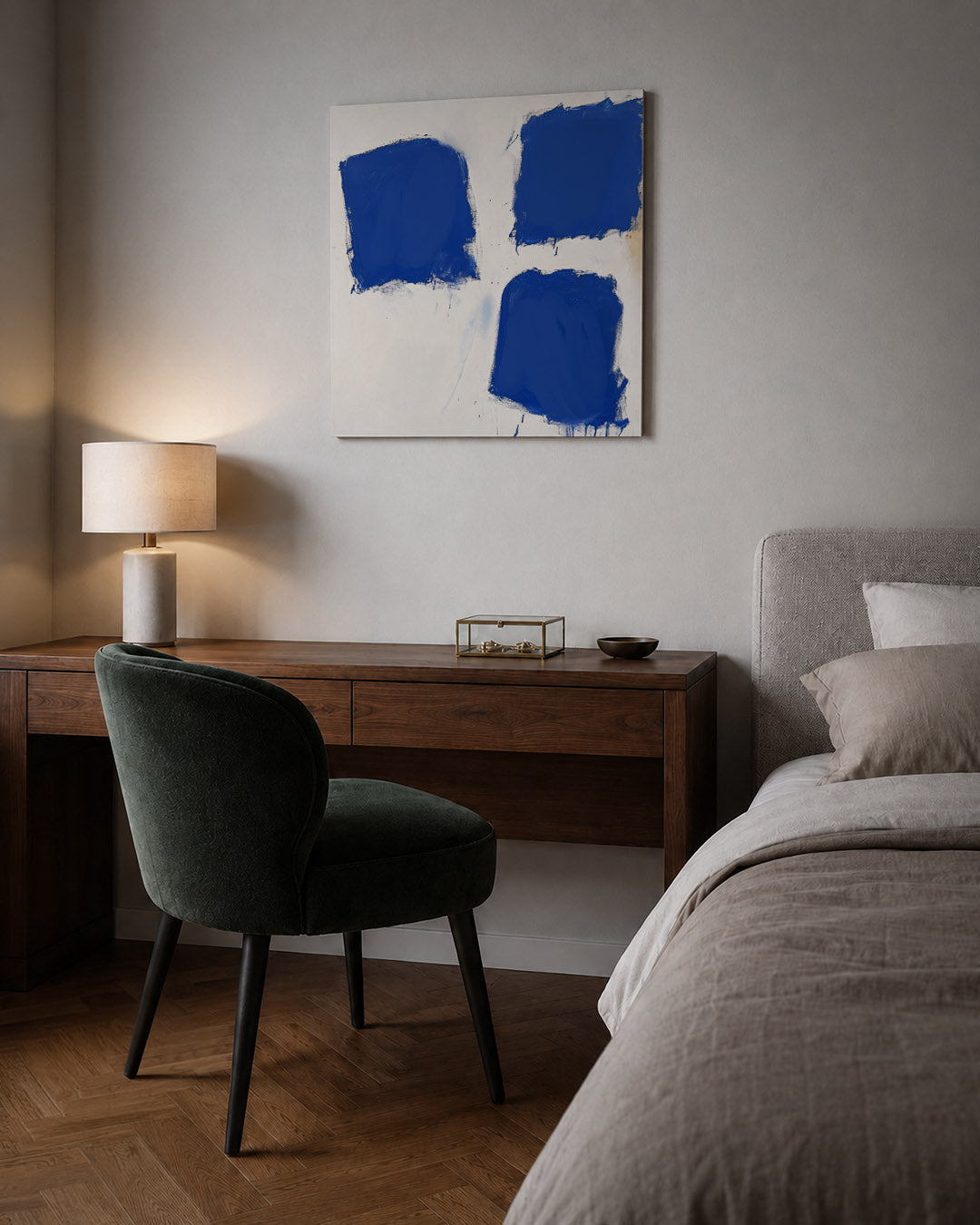 Dynamische blauwe vlakken kunstwerk – sfeerbeeld – dit werk toont drie grote, onregelmatige blauwe vlakken op een witte
