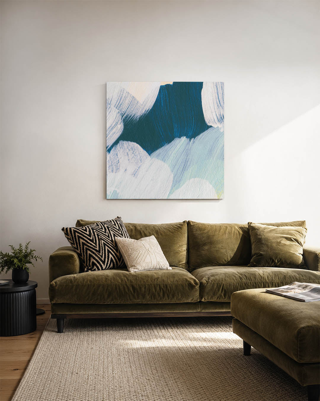 Dynamische borstelvegen kunstwerk – sfeerbeeld – dit werk toont vloeiende borstelvegen in blauw en wit, met subtiele beige