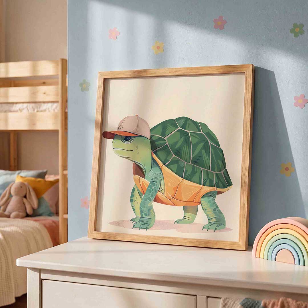 Schildpad met pet – speelse wandkunst als vierkante kinderposter