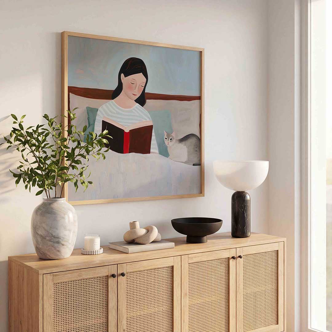Lezende vrouw met kat – kunst en design poster in vierkant formaat