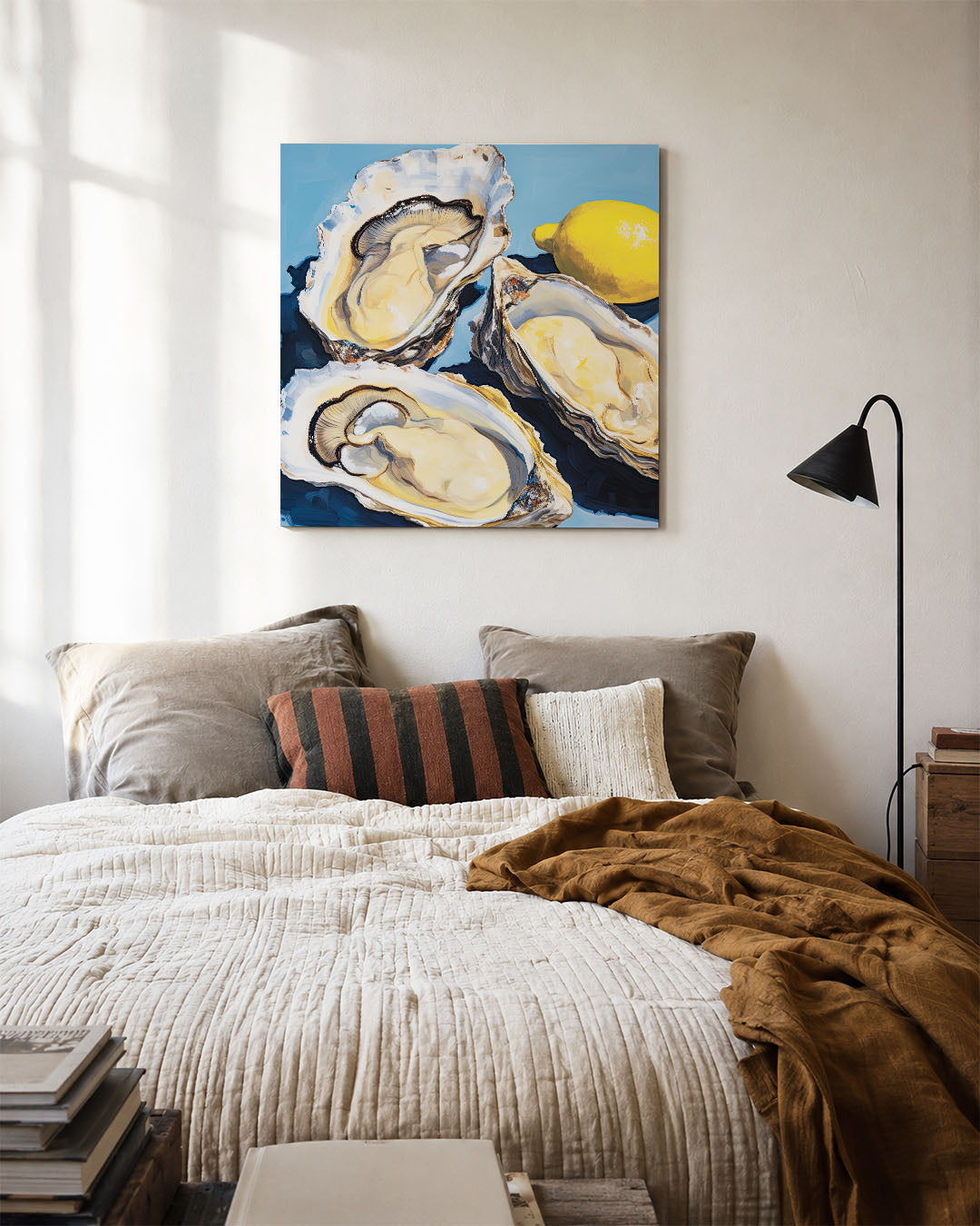 Oesters en citroen kunstwerk – detailweergave – dit werk toont drie oesters en een citroen op een blauwe achtergrond. De