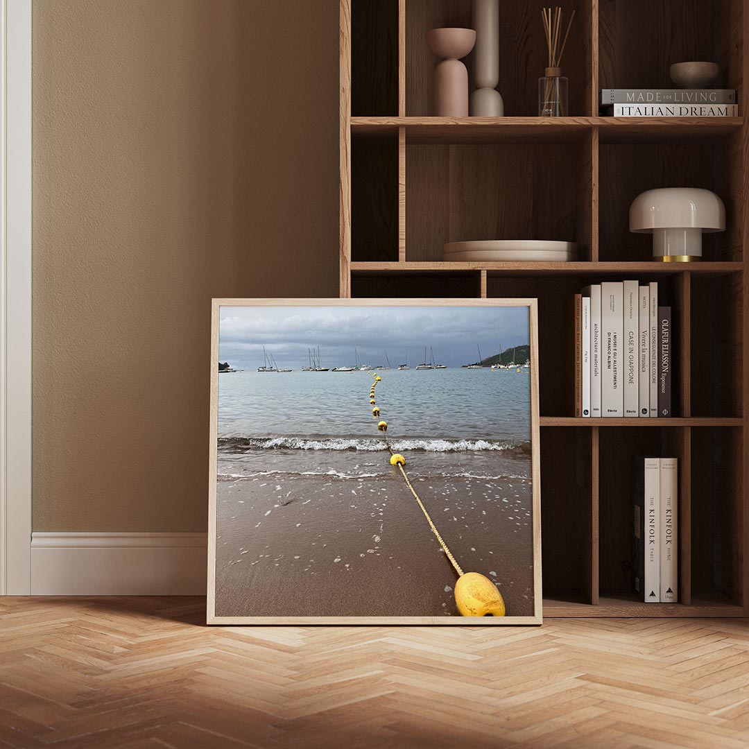 Zee en boeien poster – derde productweergave – deze poster toont een strand met een lijn van gele boeien die naar de horizon