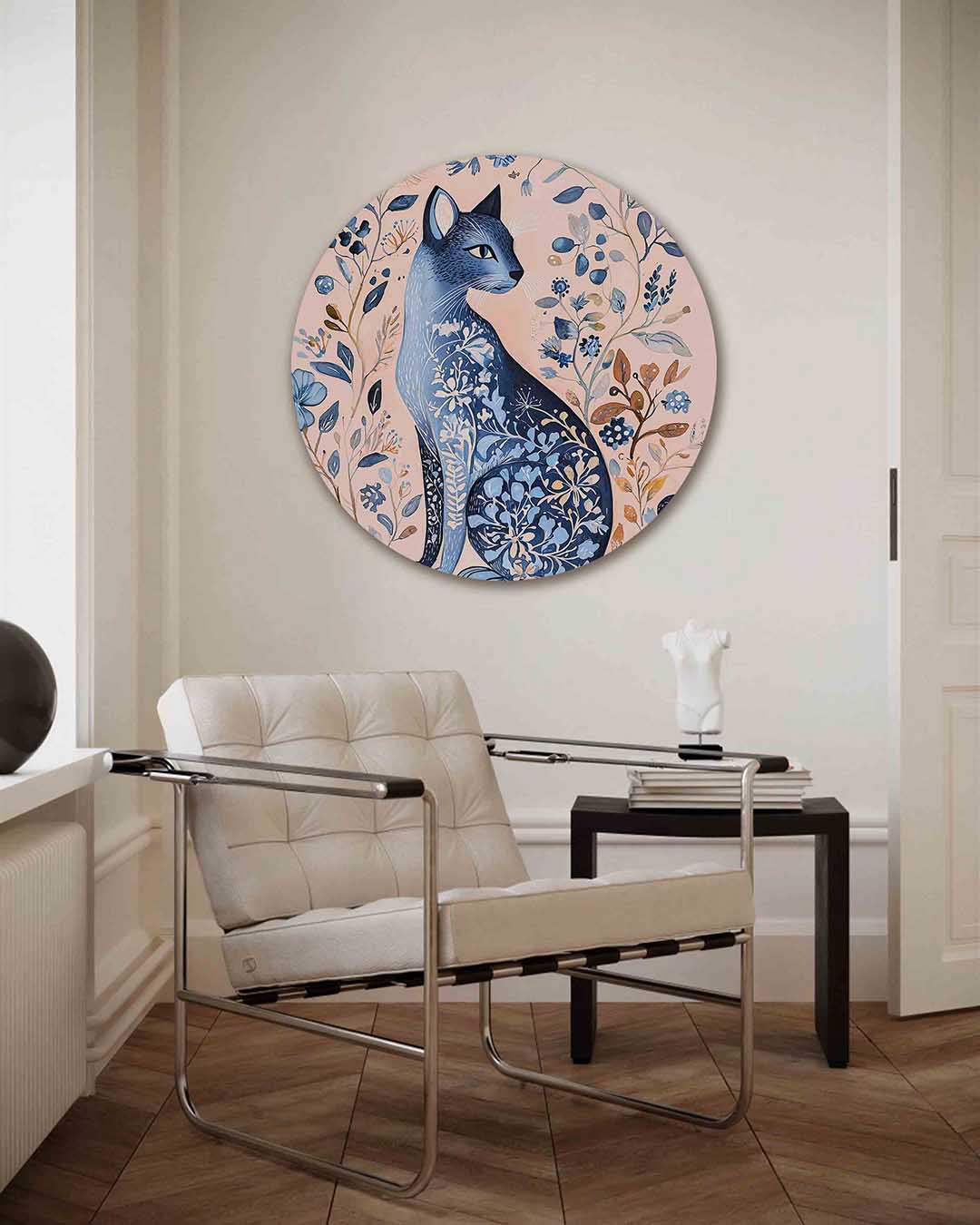 Blauwe kat en bloemen – kleurrijke illustratie muurcirkel als wanddecoratie