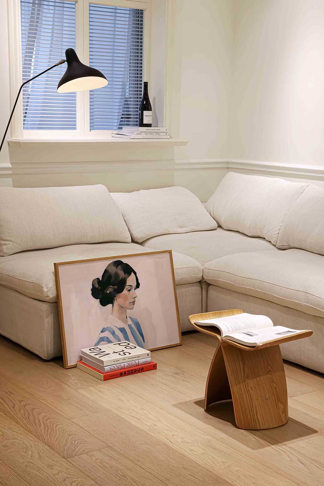 Vrouw in blauw gestreepte blouse – vrouwelijke portretkunst als landscape poster