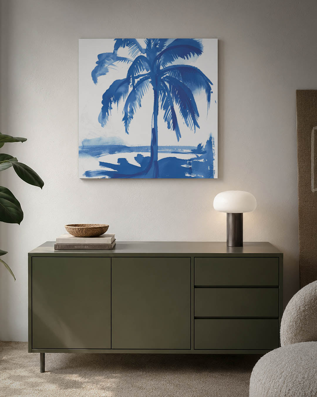 Blauwe palmboom kunstwerk – detailweergave – dit kunstwerk toont een palmboom in blauwe tinten tegen een witte achtergrond.