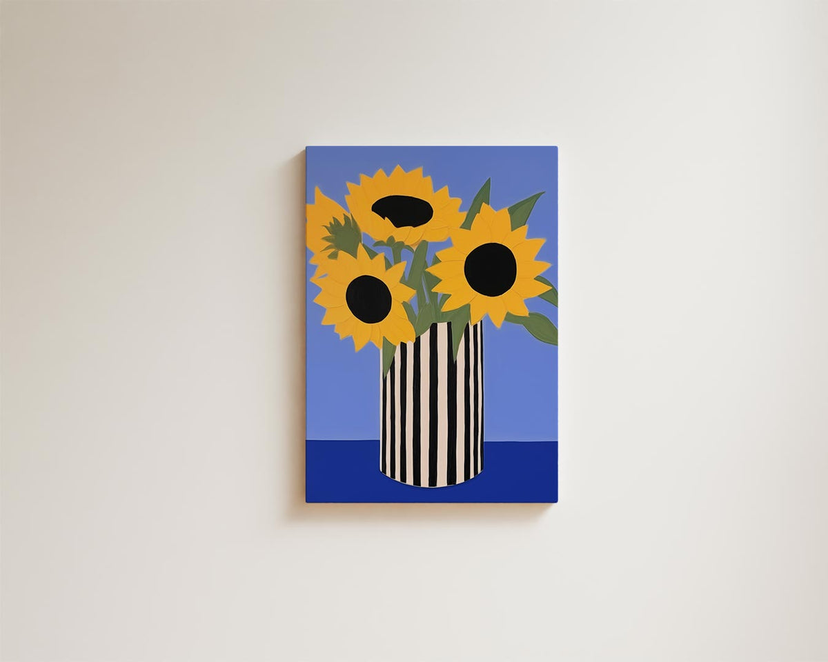 Zonnige Zonnebloemen in Streepjesvaas – modern portret kunstwerk van WallArtistic