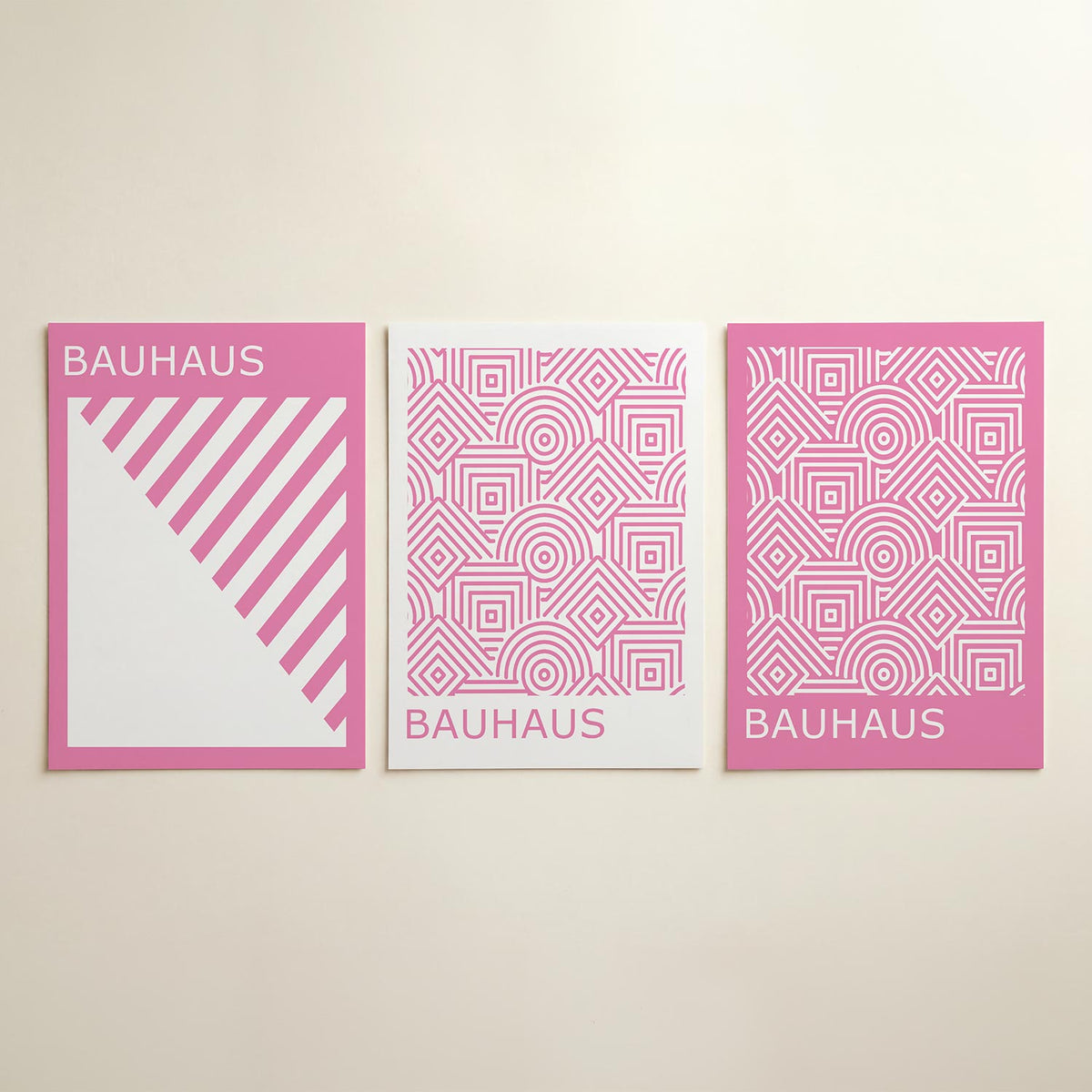 Diagonal lijnen posterset – detailweergave – deze posterset in drie delen toont een speelse combinatie van roze en wit.