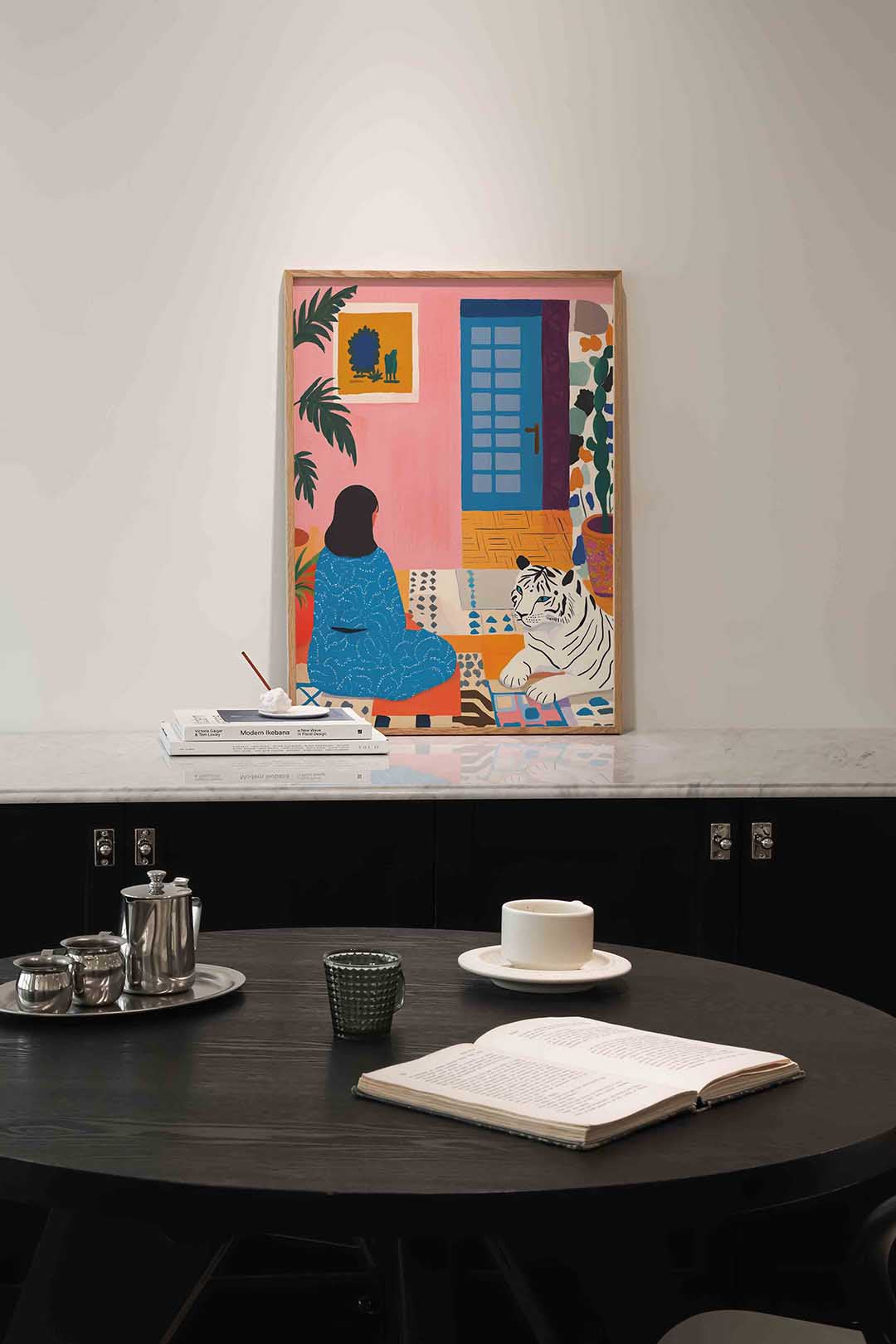 Vrouw met tijger – moderne poster in staand formaat