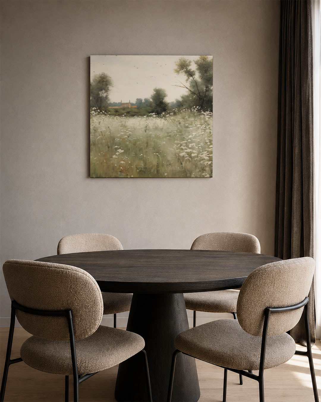 Rustig landschap kunstwerk – vierkante wanddecoratie – dit kunstwerk toont een weide met wilde bloemen en bomen, met op de
