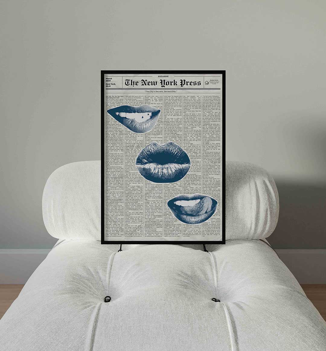 Blauwe lippen op krantenachtergrond – staande Pop Art wanddecoratie van WallArtistic