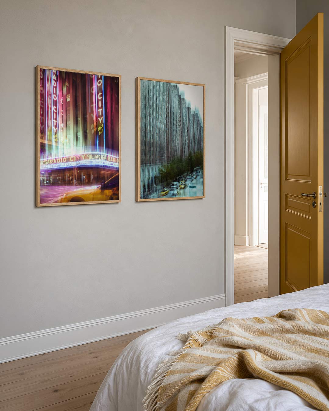 Neon lichtsporen posterset – detailweergave – deze afbeelding toont een levendig spel van verticale neonlijnen in roze, blauw
