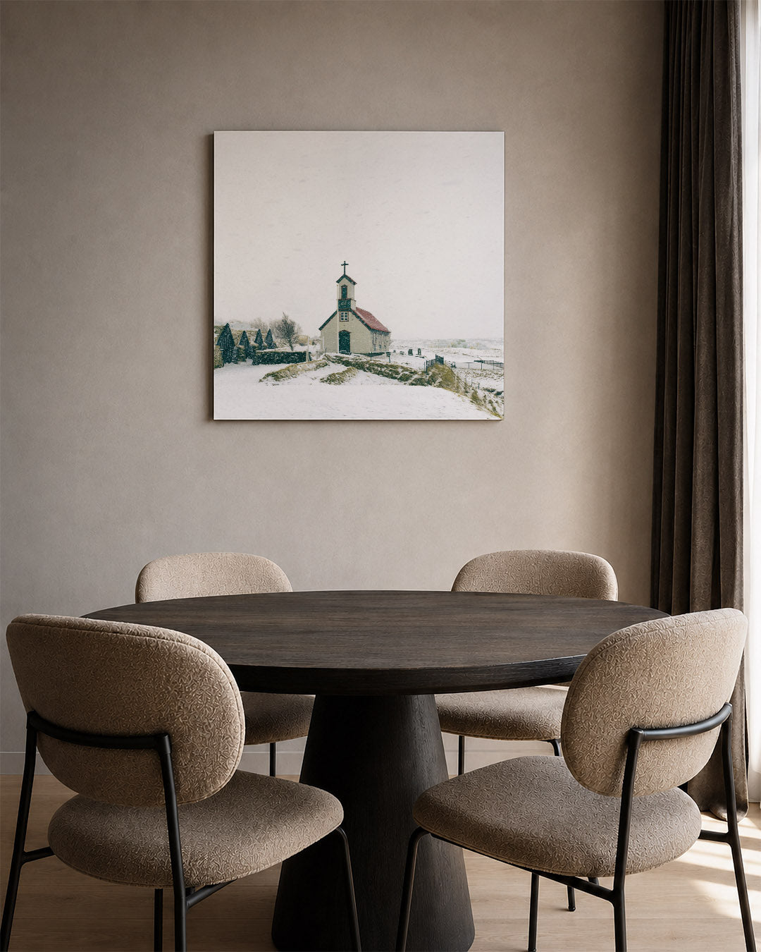 Winterse kapel kunstwerk – tweede productweergave – een eenzame kapel staat in een besneeuwd landschap. De compositie is