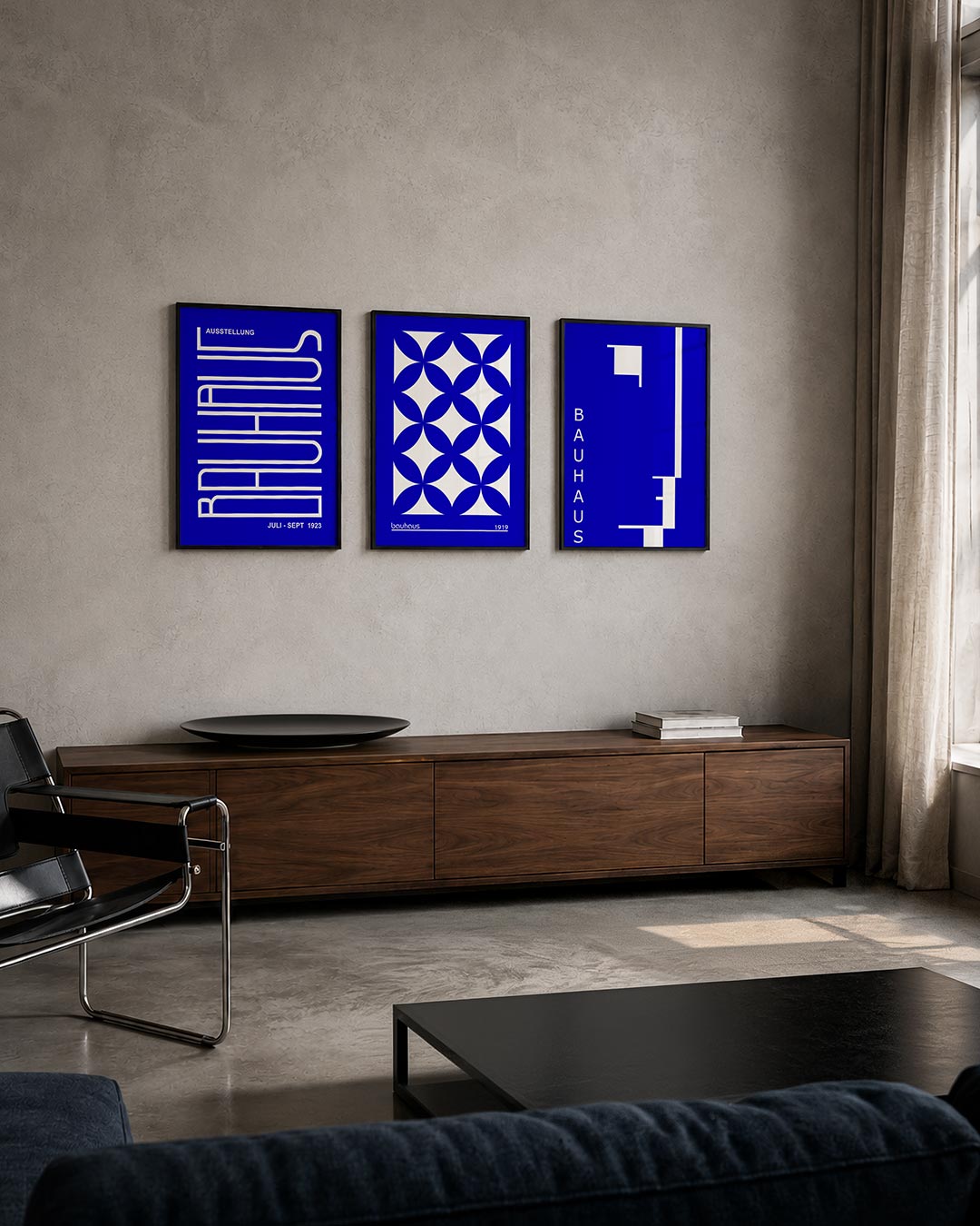 Lijnen en kleurvlakken posterset – tweede productweergave – heldere blauwe achtergrond met witte, vloeiende lijnen die een