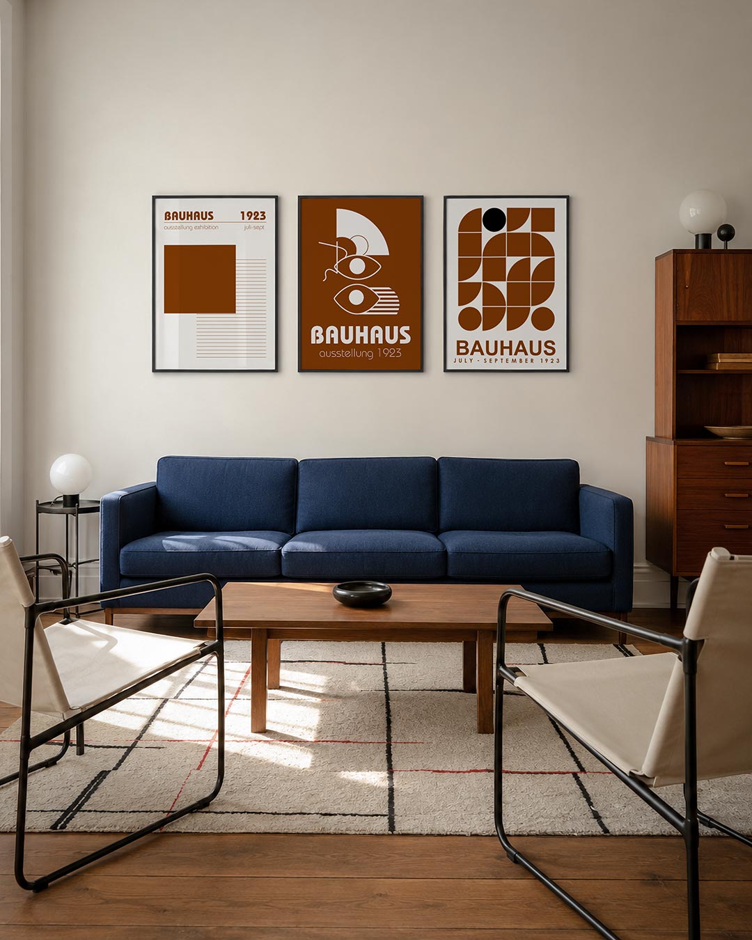 Vorm en lijnen driedelige posterset – deze posterset in drie delen toont een groot bruin vlak met horizontale lijnen eronder.