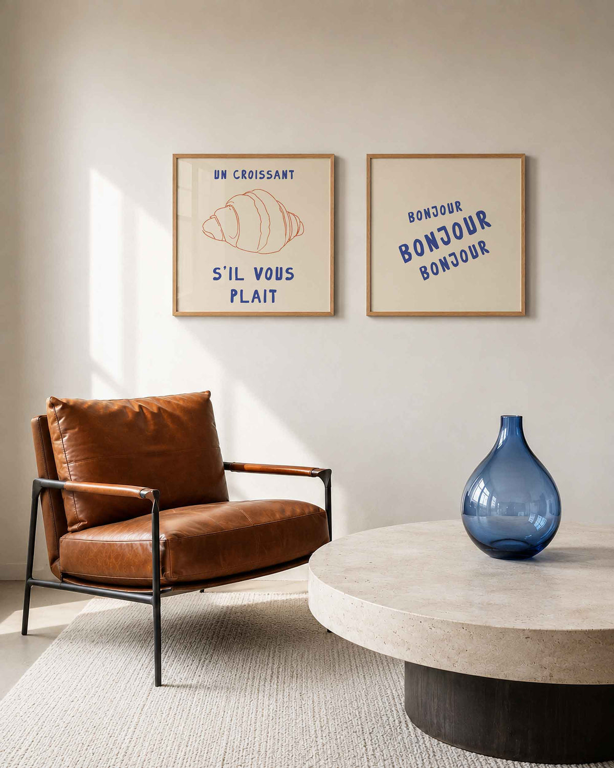 Interieurpresentatie van een tweedelige vierkante posterset met croissant en bonjour