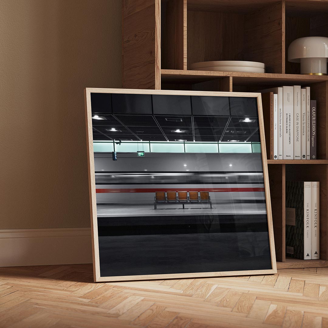 Stille station scene poster – detailweergave – deze poster toont een lege stationshal met een voorbijrazende trein. De