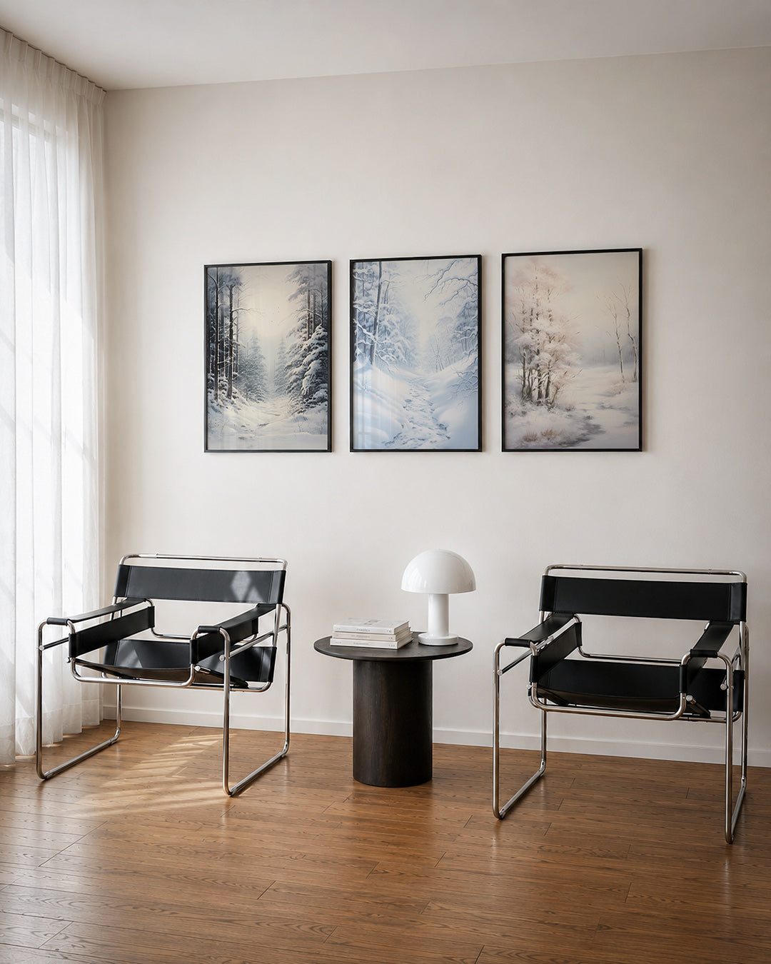 Winterse bosweg driedelige posterset – een serene winterse bosweg met hoge, besneeuwde bomen en