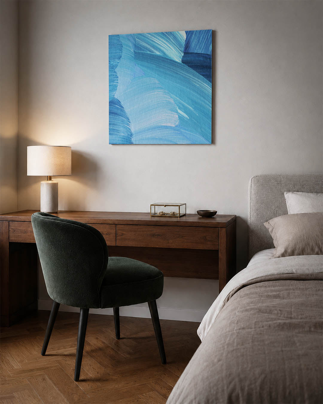 Dynamische blauwe strokes kunstwerk – materiaalweergave – dit kunstwerk toont vloeiende blauwe penseelstreken die elkaar