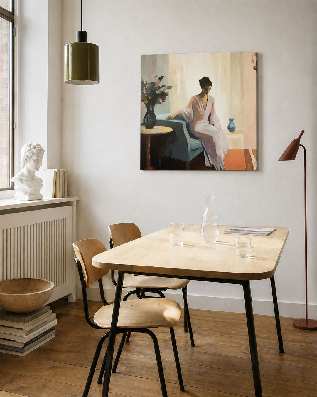 Vrouw in interieur kunstwerk – vierkante wanddecoratie – een serene vrouw zit op een bank, omgeven door zachte kleuren en een