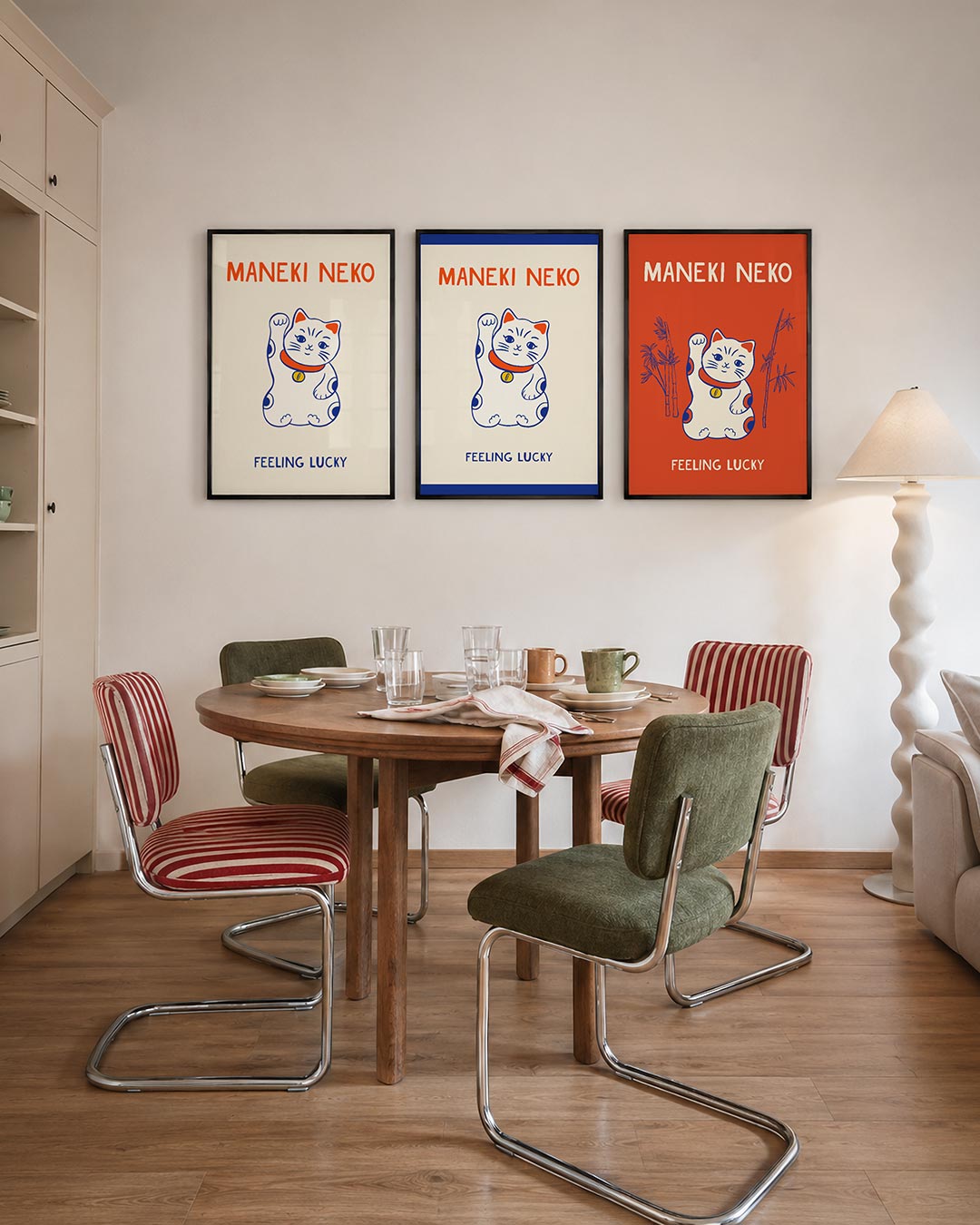 Geluksbrenger kat driedelige posterset – een speelse kat met opgeheven poot in blauw en oranje op