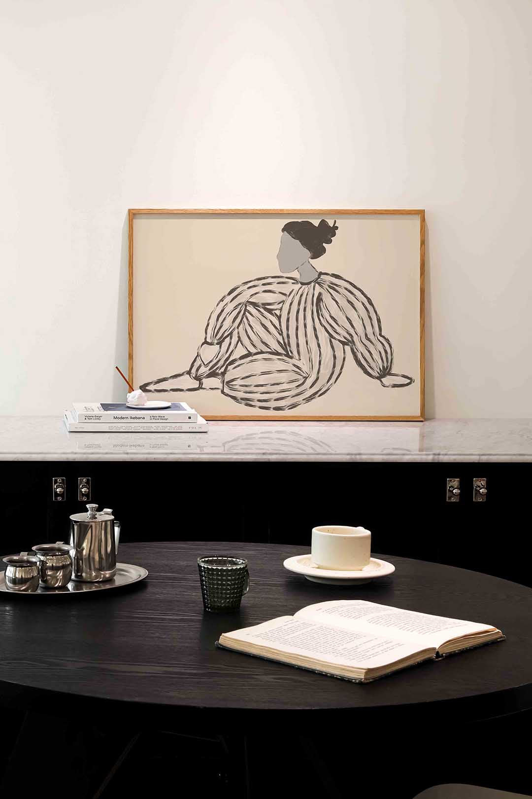 Zittende figuur met gestreepte kleding – portret poster in liggend formaat