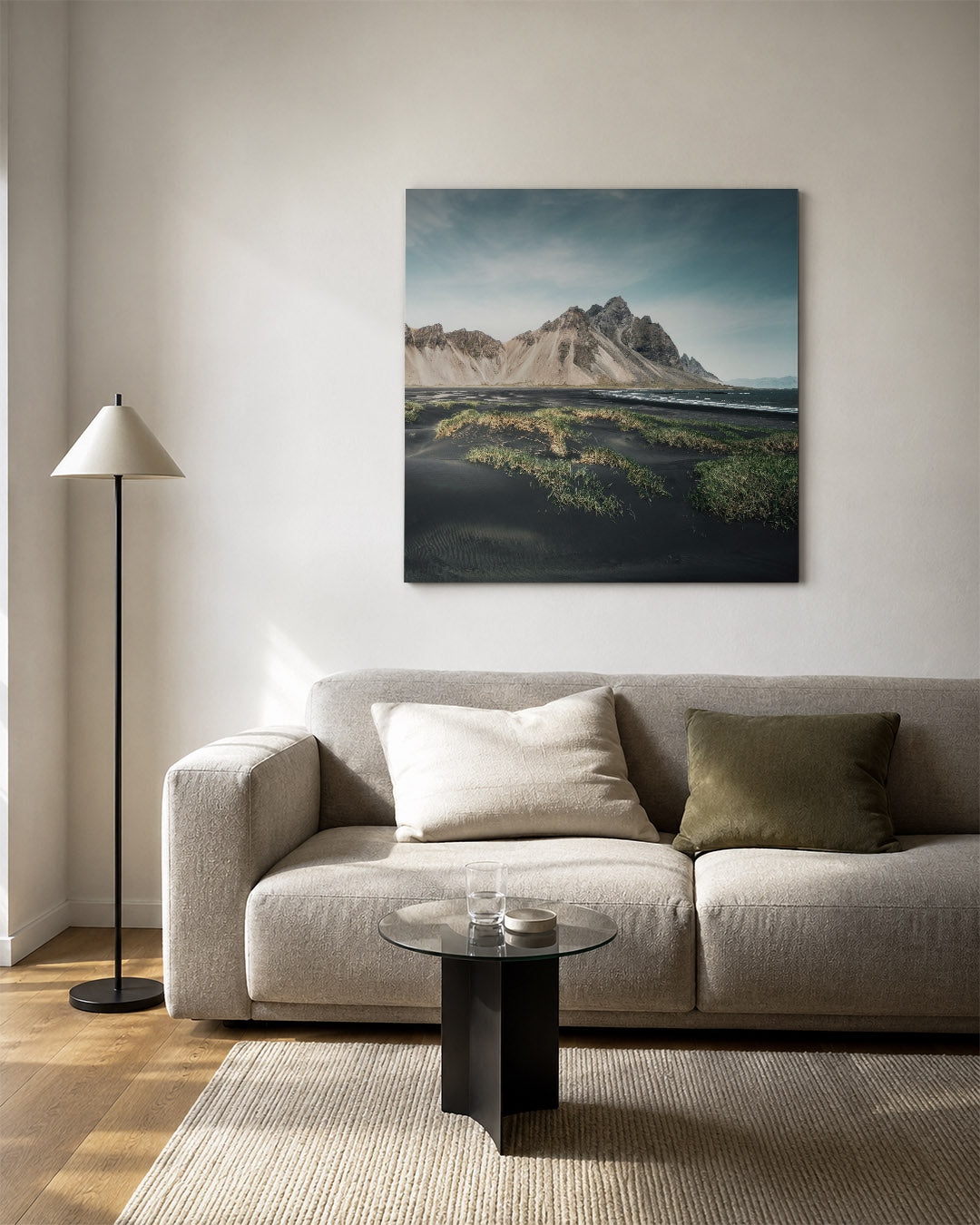 Berglandschap met zwarte zand kunstwerk – vierkante wanddecoratie – een indrukwekkend berglandschap met zwarte zandstranden