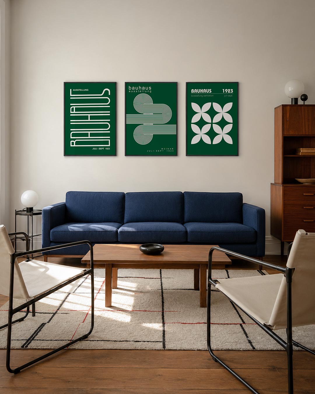Lijnen en kleurvlakken driedelige posterset – donkergroene achtergrond met witte, gestileerde letters en lijnen. Strakke