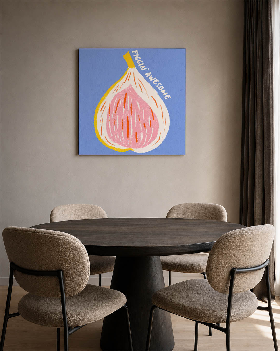 Vrolijke vijg illustratie kunstwerk – vierkante wanddecoratie – dit werk toont een kleurrijke vijg tegen een blauwe